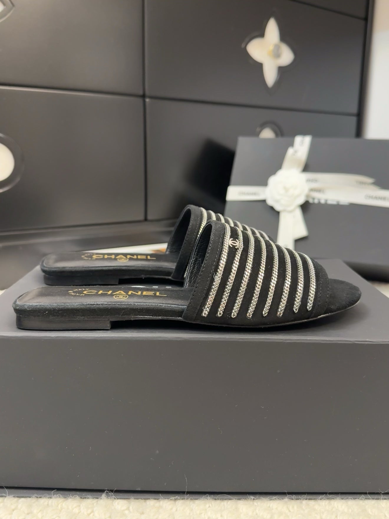 FLAT SLIDE IN BLACK SUEDE WITH SILVER CHAIN - 35