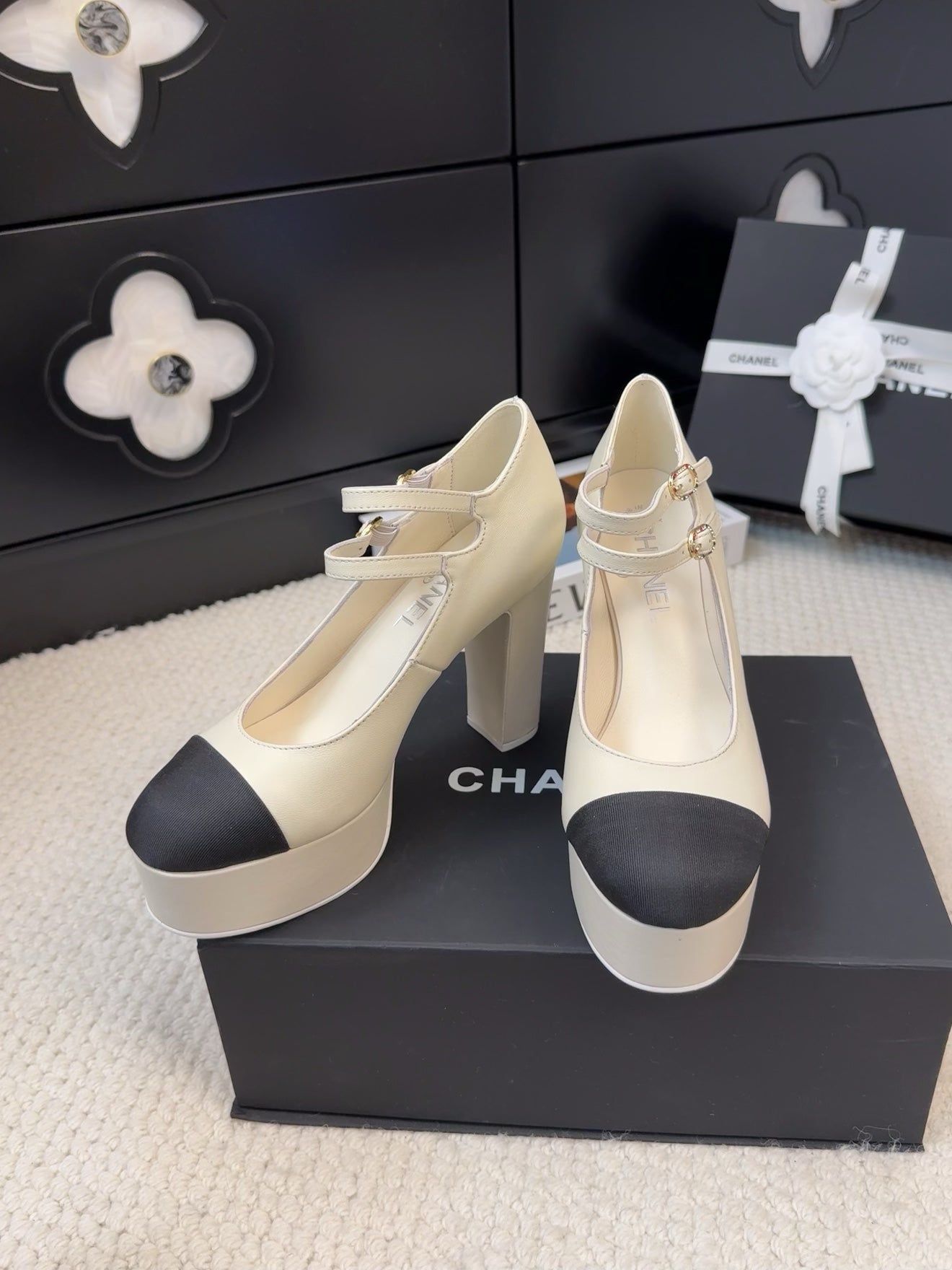 FLATFORM SANDAL IN PALE YELLOW CALFSKIN AND BLACK FABRIC - 35