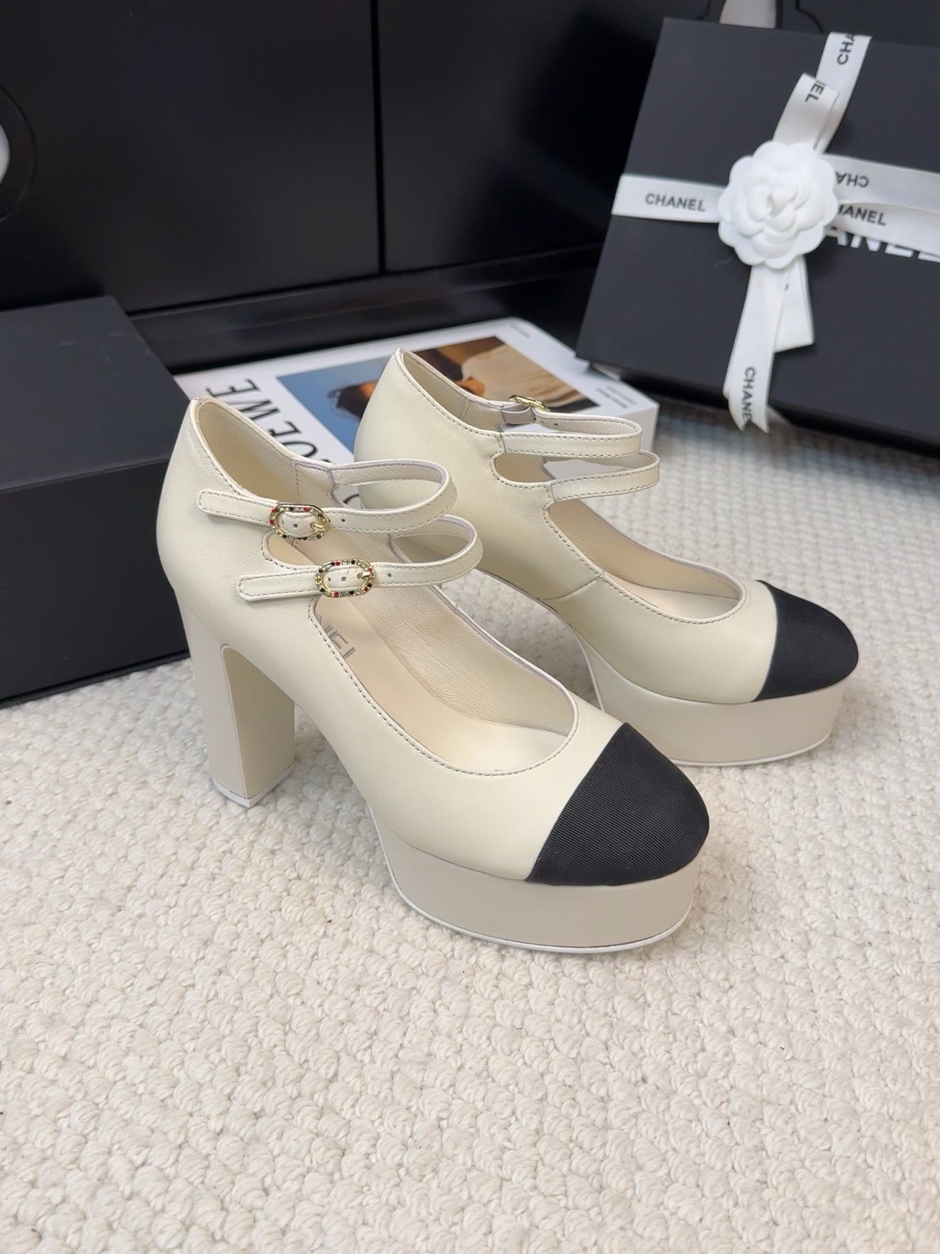 FLATFORM SANDAL IN PALE YELLOW CALFSKIN AND BLACK FABRIC - 35