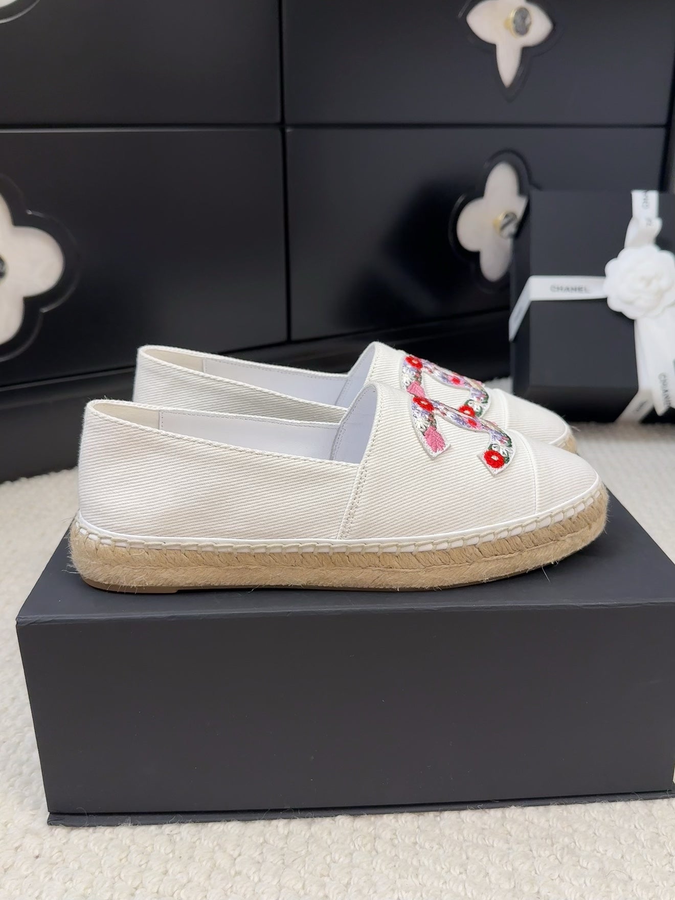 LOAFER IN WHITE CANVAS WITH COLORFUL LOGO - 35