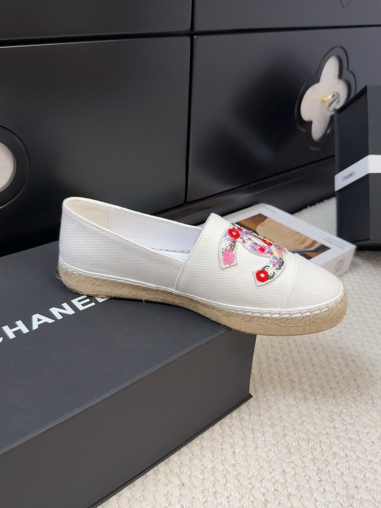 LOAFER IN WHITE CANVAS WITH COLORFUL LOGO - 35