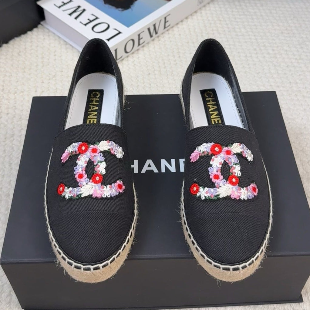 LOAFER IN BLACK CANVAS WITH COLORFUL LOGO - 35