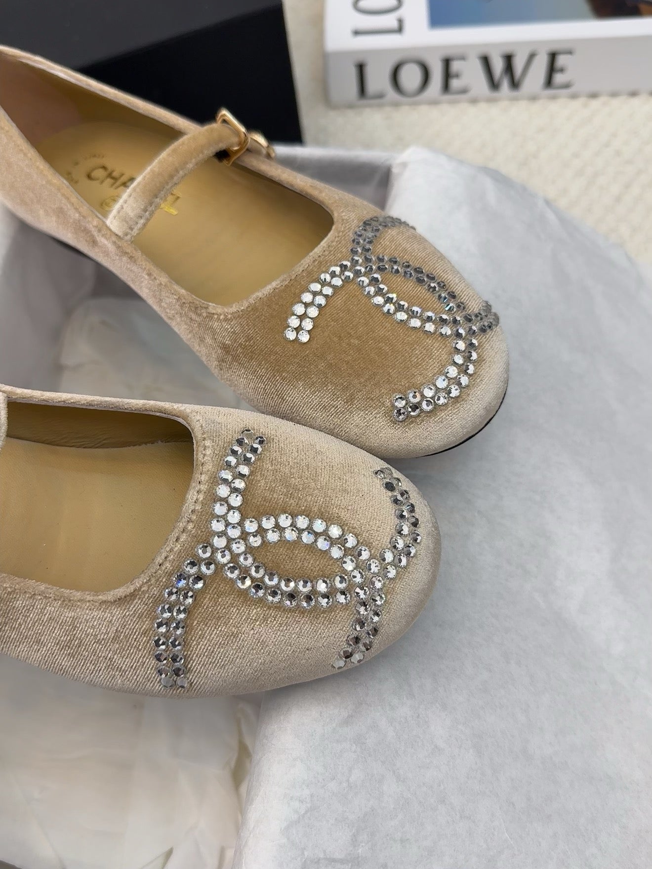 MARY JANE SHOES IN SAND BROWN VELVET WITH CRYSTALS LOGO - 34