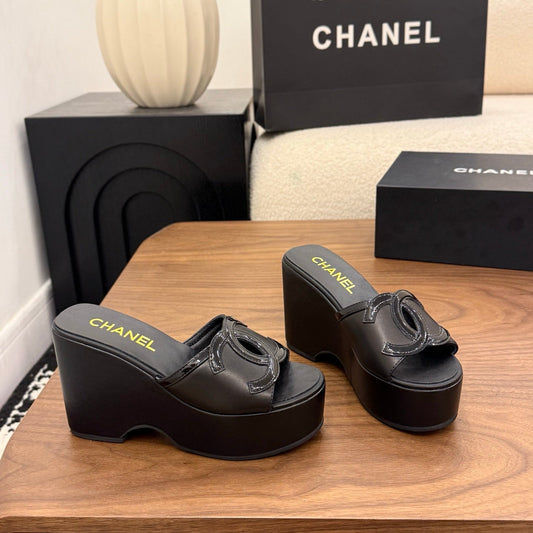 БОСОНІЖКИ-ТАНКЕТКА CHANEL 26S, 95 ММ, З ЧОРНОЇ ТЕЛЯЧОЇ ШКІРИ, СТИЛЬ 1