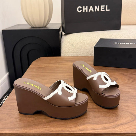 БОСОНІЖКИ-ТАНКЕТКИ CHANEL 26S 95 ММ З ТЕМНО-КОРИЧНЕВОЇ ШКІРИ ТЕЛЯТИ