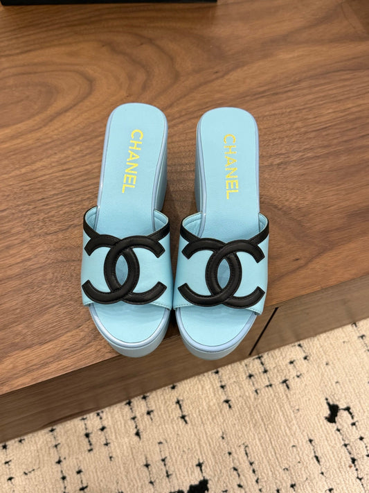 БОСОНІЖКИ-ТАНКЕТКИ CHANEL 26S 95 ММ З ТЕЛЯЧОЇ ШКІРИ ПАСТЕЛЬНО-БЛАКИТНОГО КОЛЬОРУ