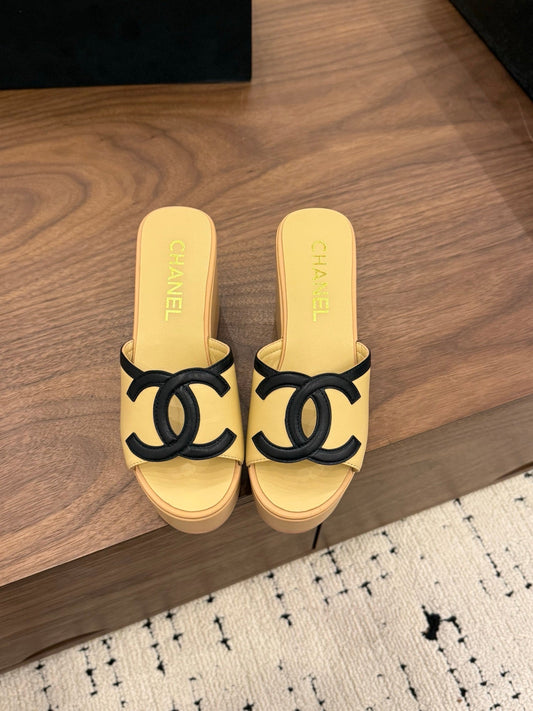 БОСОНІЖКИ-ТАНКЕТКИ CHANEL 26S, 95 ММ, З ТЕЛЯЧОЇ ШКІРИ ПАСТЕЛЬНО-ЖОВТОГО КОЛЬОРУ