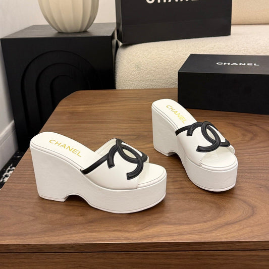 БОСОНІЖКИ-ТАНКЕТКИ CHANEL 26S 95 ММ З БІЛОЇ ТЕЛЯЧОЇ ШКІРИ