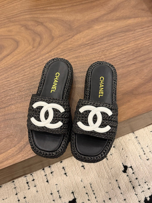 CHANEL 26S ШЛЬОПАНЦІ НА ПЛАТФОРМІ 40 ММ З ЧОРНОЇ ПЛЕТЕНОЇ РАФІЇ