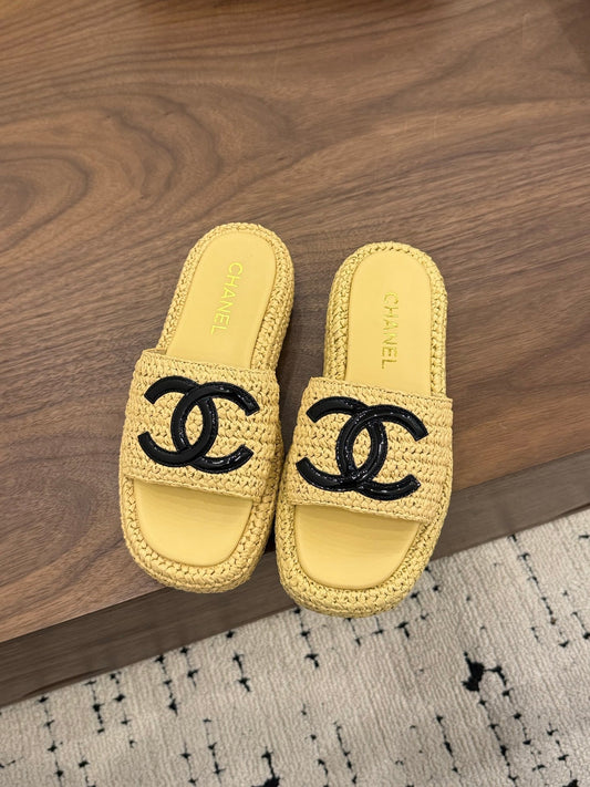 ЖІНОЧІ ШЛЬОПАНЦІ CHANEL 26S НА ПЛАТФОРМІ 40 ММ З ТКАНОЇ РАФІЇ ПАСТЕЛЬНО-ЖОВТОГО КОЛЬОРУ