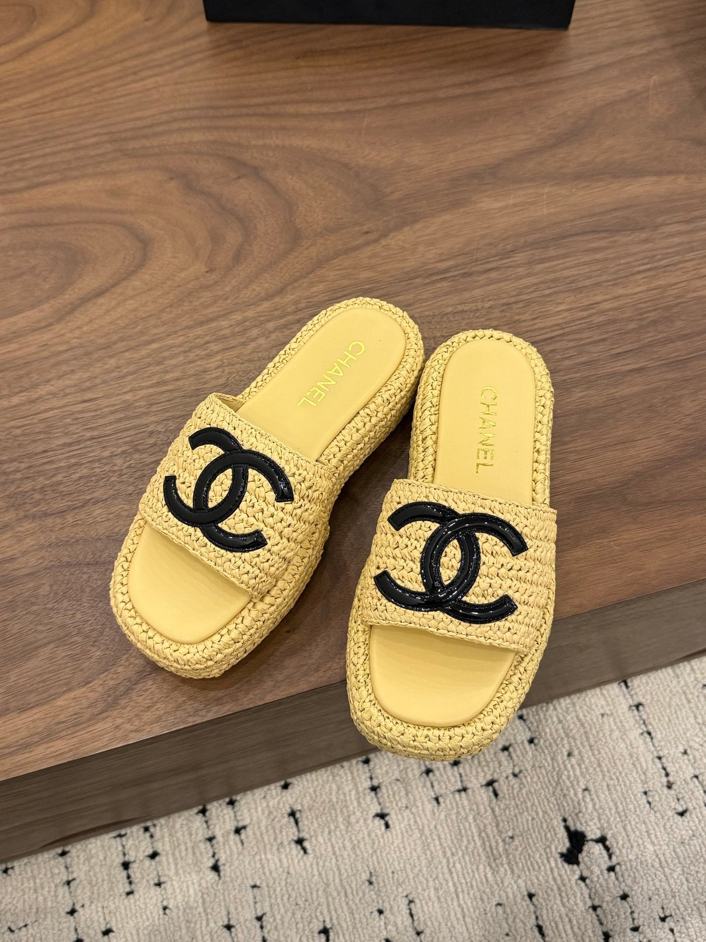 CHANEL 26S PLATFORM SLIDES 40 MM IN PASTEL YELLOW WOVEN RAFFIA