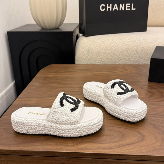 CHANEL 26S ШЛЬОПАНЦІ НА ПЛАТФОРМІ 40 ММ З БІЛОЇ ПЛЕТЕНОЇ РАФІЇ