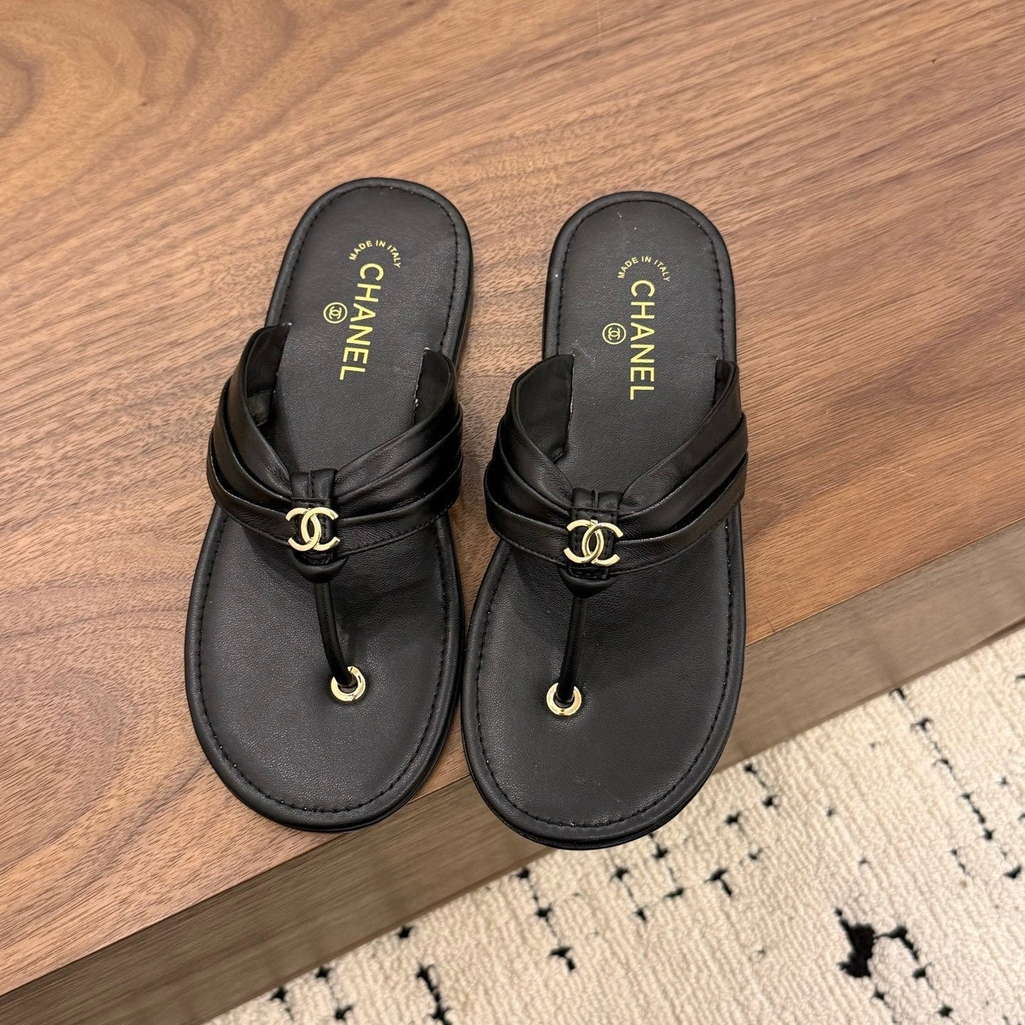 CHANEL 26S THONG SANDALS IN BLACK CALFSKIN WITH CC LOGO