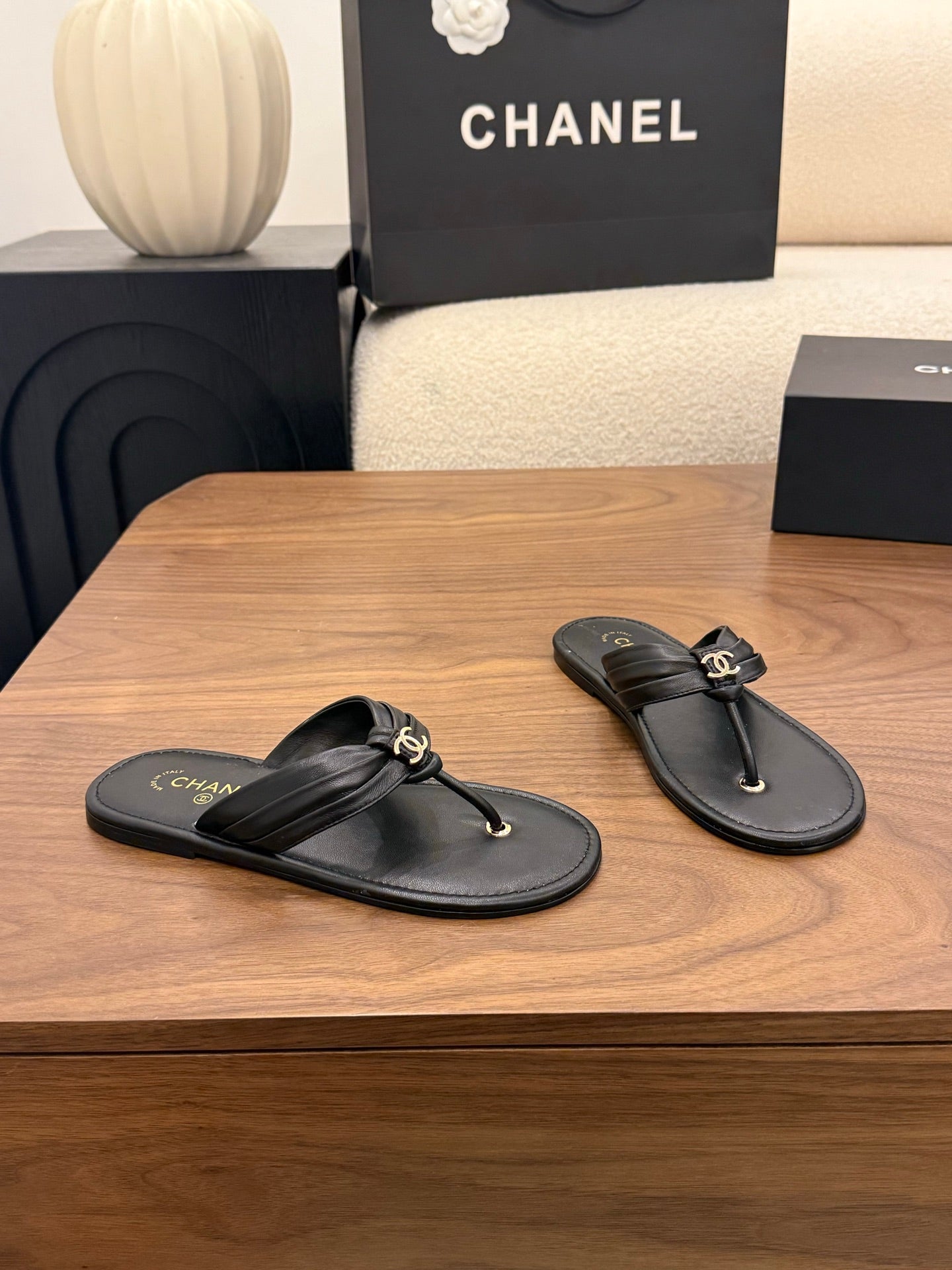 CHANEL 26S THONG SANDALS IN BLACK CALFSKIN WITH CC LOGO