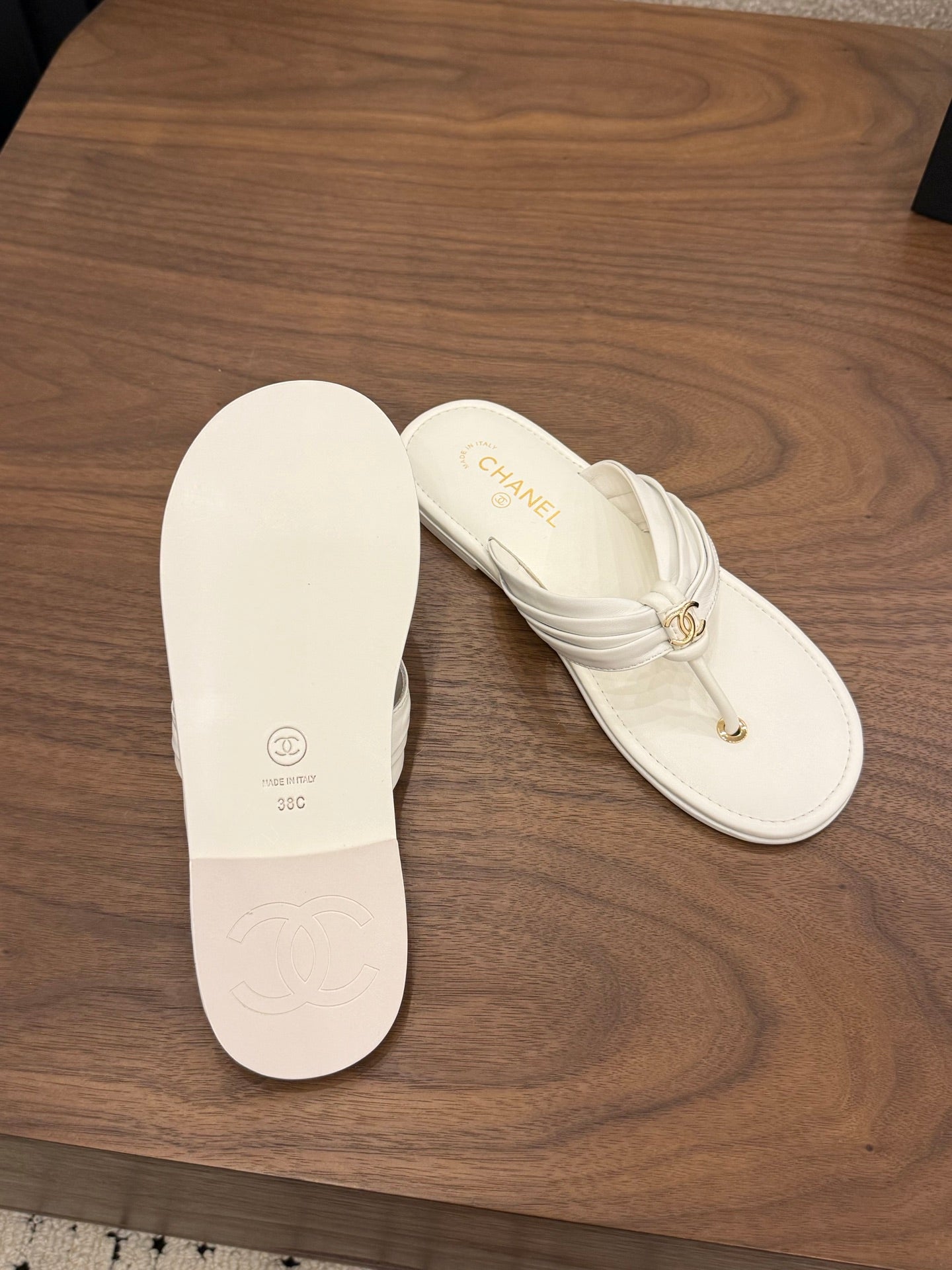 CHANEL 26S THONG SANDALS IN WHITE CALFSKIN WITH CC LOGO