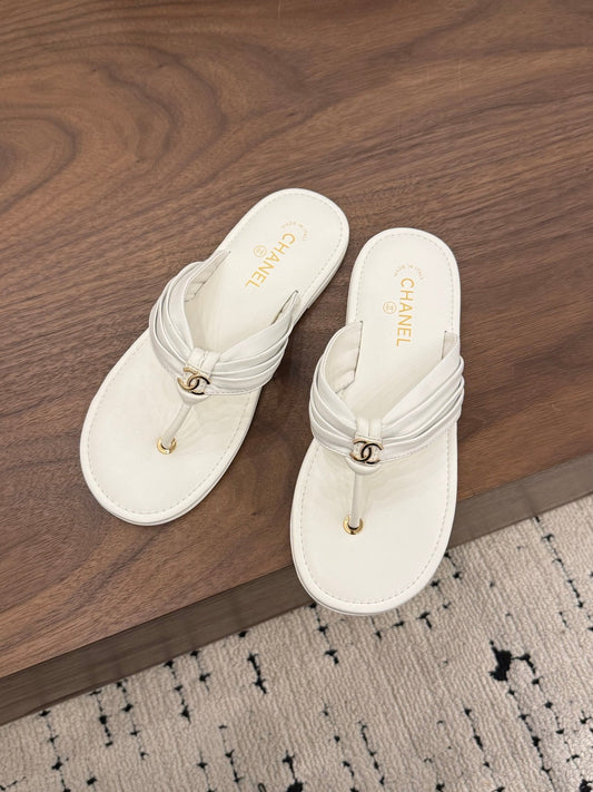 Шльопки CHANEL 26S з білої телячої шкіри з логотипом CC
