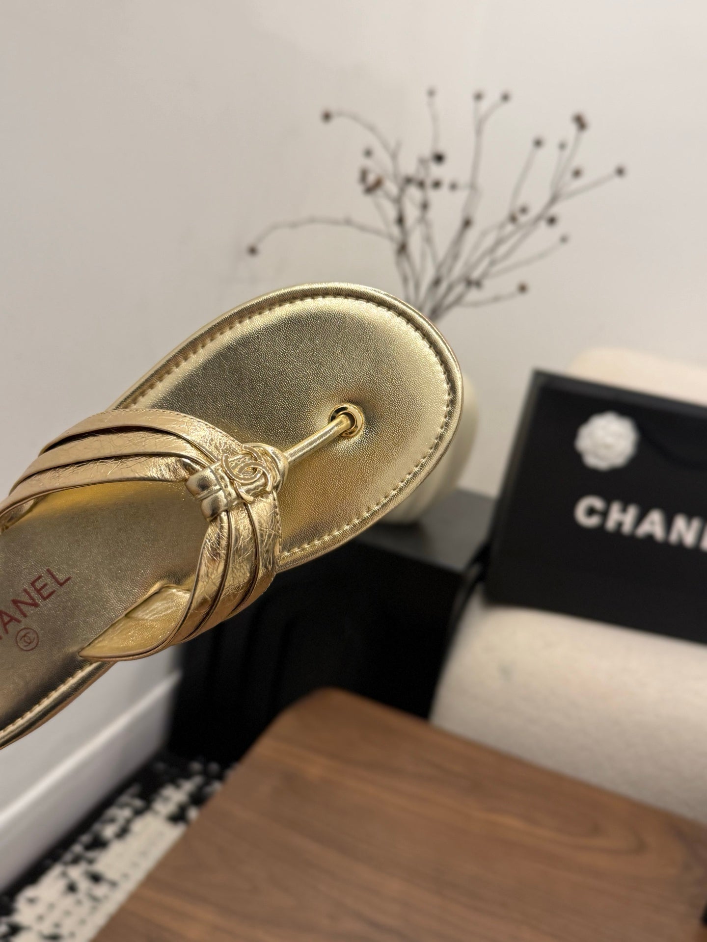 CHANEL 26S THONG SANDALS IN GOLD CALFSKIN WITH CC LOGO