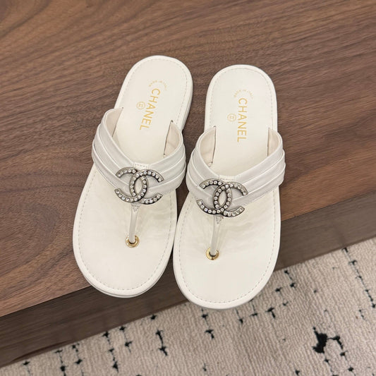 БОСОНІЖКИ-В'ЄТНАМКИ CHANEL 26S З БІЛОЇ ТЕЛЯЧОЇ ШКІРИ З ЛОГОТИПОМ CC, ПРИКРАШЕНИМ СТРАЗАМИ