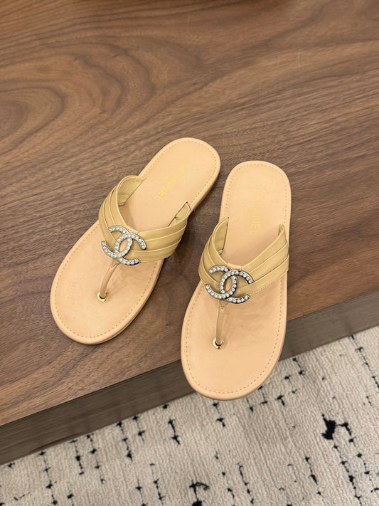 БОСОНІЖКИ-В'ЄТНАМКИ CHANEL 26S З БЕЖОВОЇ ТЕЛЯЧОЇ ШКІРИ З ЛОГОТИПОМ CC ЗІ СТРАЗ.