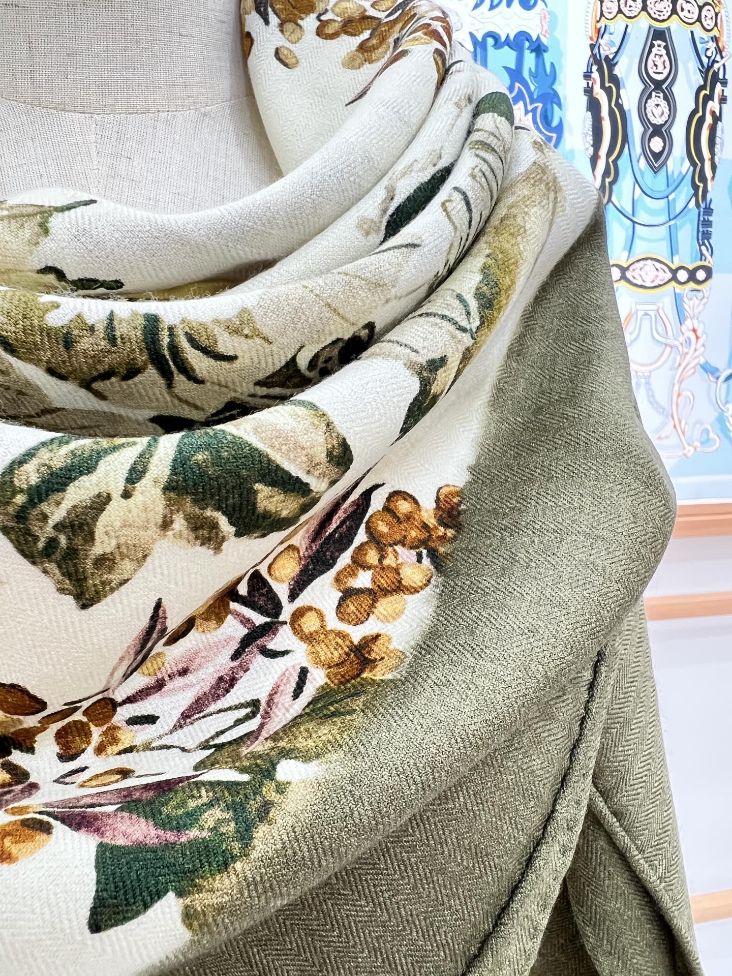 DIOR REVERSIBLE SCARF 140 CM IN CREAM WHITE MIX GREEN WOOL-SILK FABRIC 735876