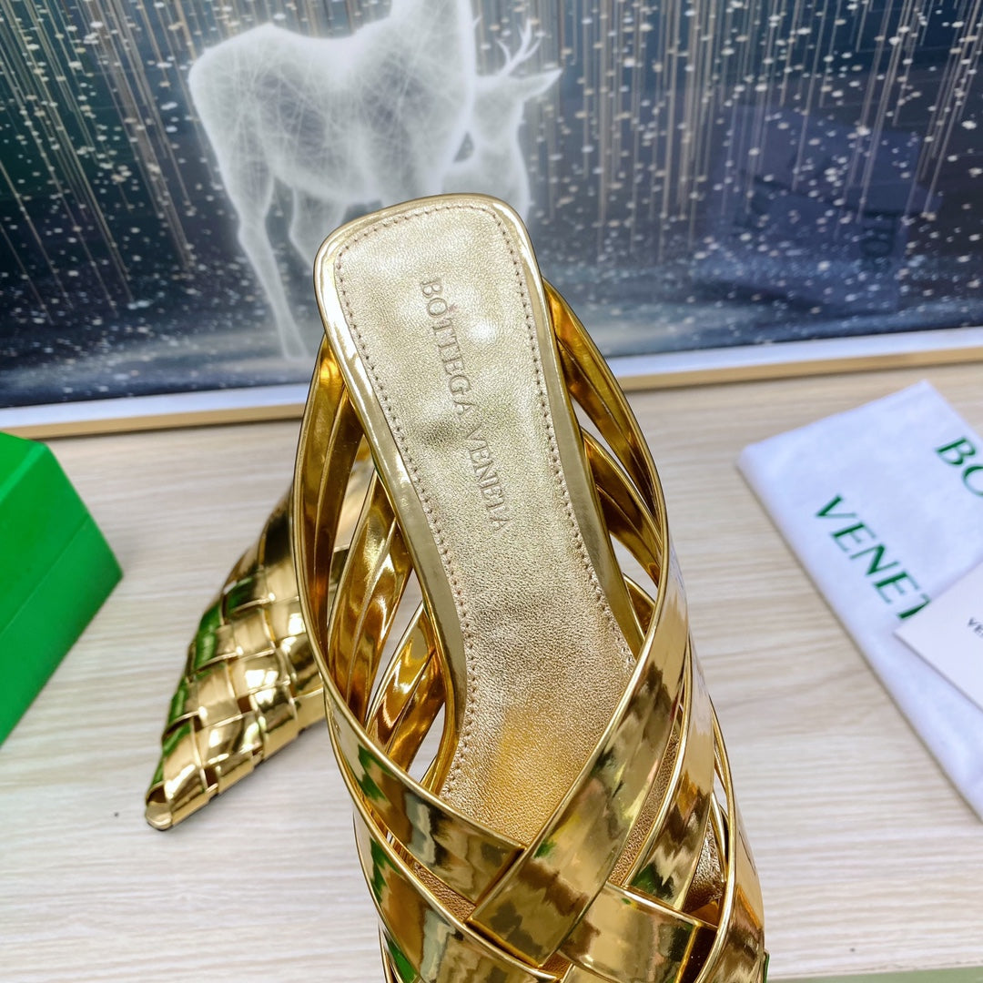 ALFIE LEATHER FLAT MULES IN GOLD PATENT CALFSKIN WITH WOVEN DESIGN - 34