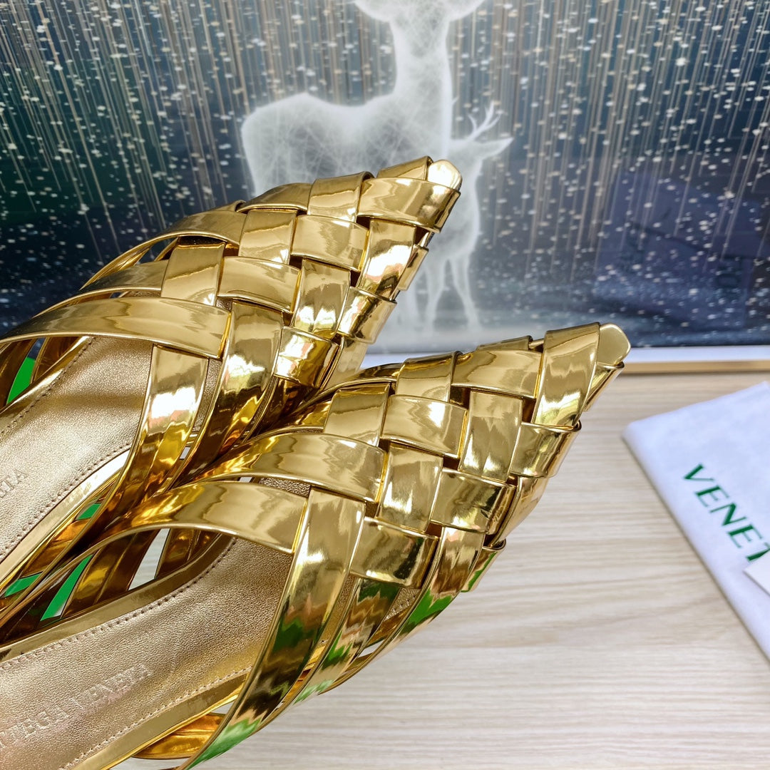 ALFIE LEATHER FLAT MULES IN GOLD PATENT CALFSKIN WITH WOVEN DESIGN - 34