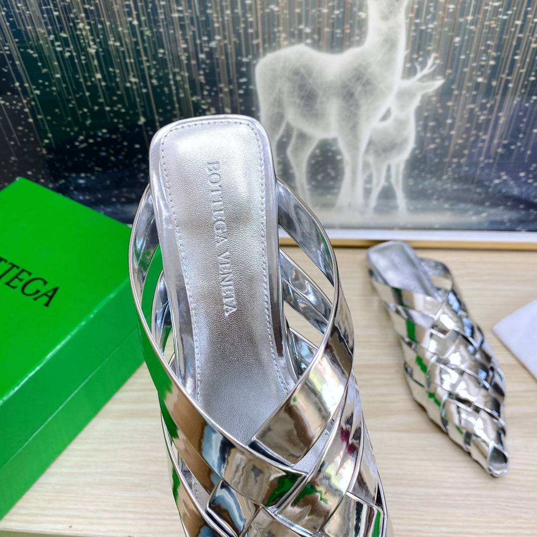 ALFIE LEATHER FLAT MULES IN SILVER PATENT CALFSKIN WITH WOVEN DESIGN - 34