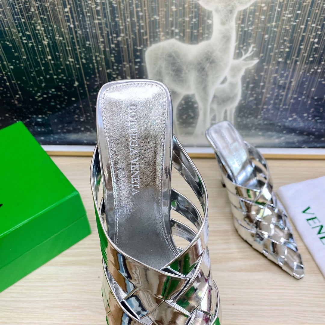 ALFIE LEATHER HIGH MULES IN SILVER PATENT CALFSKIN WITH WOVEN DESIGN - 34