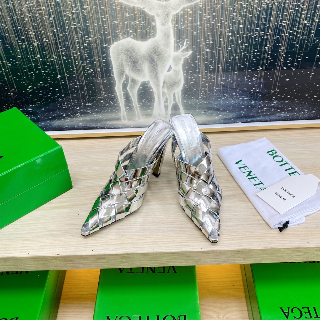 ALFIE LEATHER HIGH MULES IN SILVER PATENT CALFSKIN WITH WOVEN DESIGN - 34