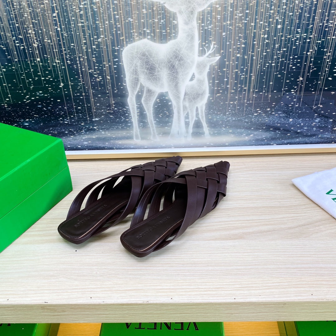 ALFIE LEATHER FLAT MULES IN CHOCOLATE BROWN PATENT CALFSKIN WITH WOVEN DESIGN - 34