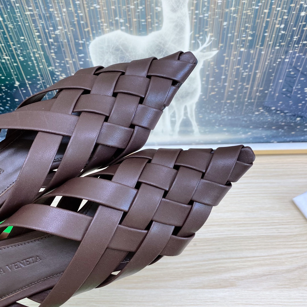 ALFIE LEATHER FLAT MULES IN CHOCOLATE BROWN PATENT CALFSKIN WITH WOVEN DESIGN - 34