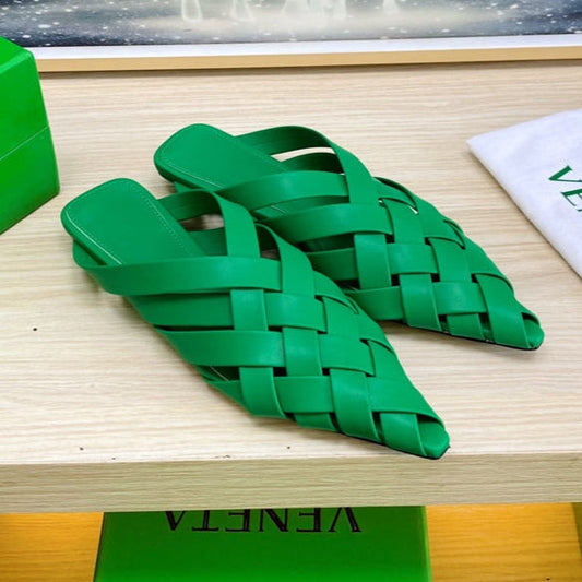 ALFIE LEATHER FLAT MULES IN EMERALD GREEN PATENT CALFSKIN WITH WOVEN DESIGN - 34