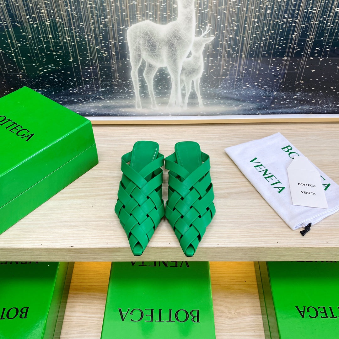 ALFIE LEATHER FLAT MULES IN EMERALD GREEN PATENT CALFSKIN WITH WOVEN DESIGN - 34