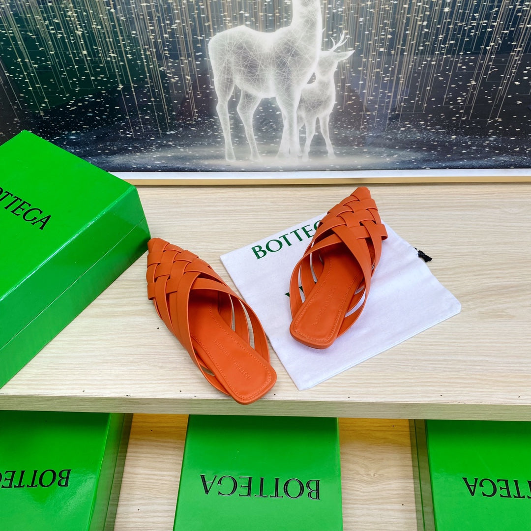 ALFIE LEATHER FLAT MULES IN VIVID ORANGE PATENT CALFSKIN WITH WOVEN DESIGN - 34