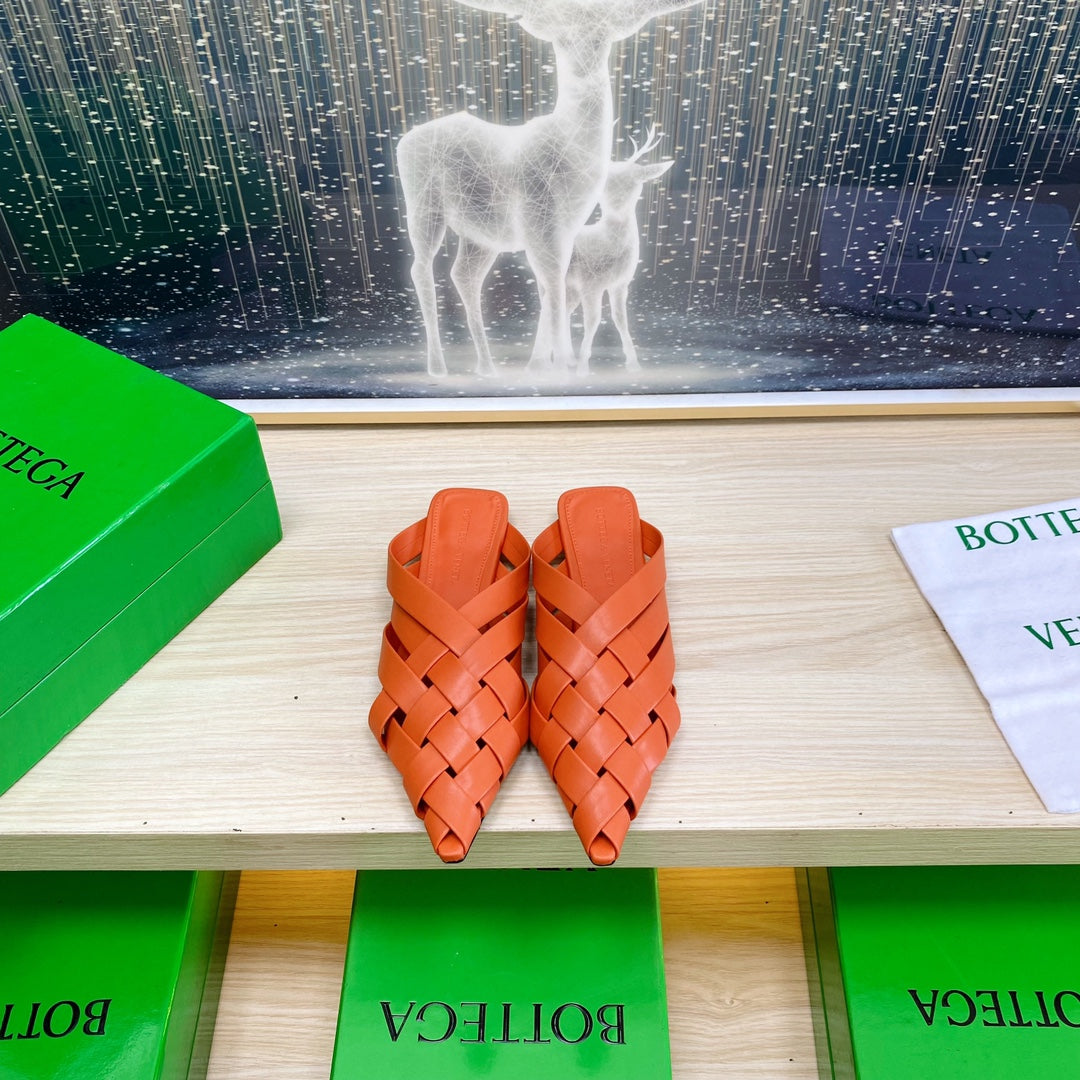 ALFIE LEATHER FLAT MULES IN VIVID ORANGE PATENT CALFSKIN WITH WOVEN DESIGN - 34