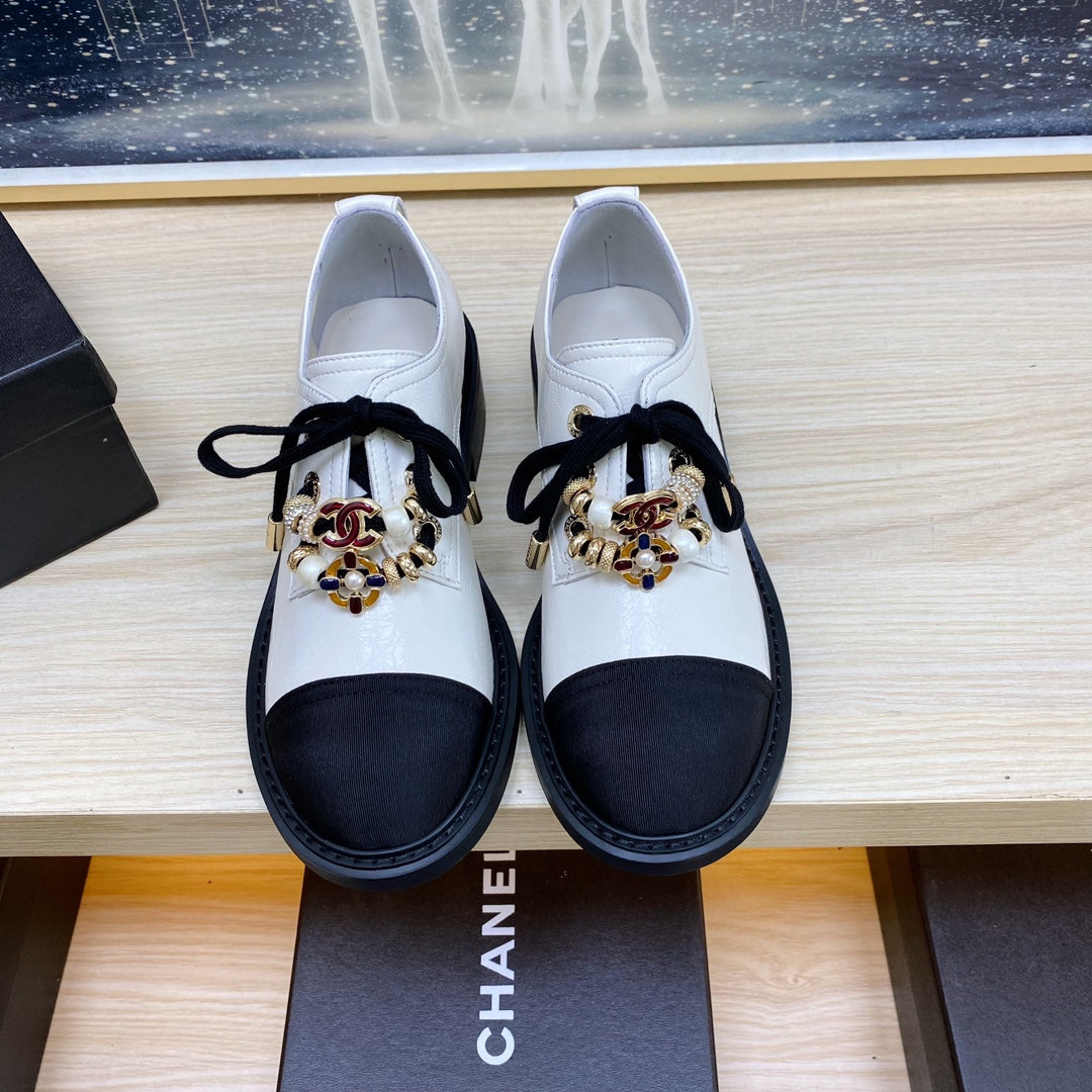 CC COMBAT OXFORD SHOES IN WHITE WRINKLED CALFSKIN AND BLACK GROSGRAIN WITH FAUX PEARL - 35
