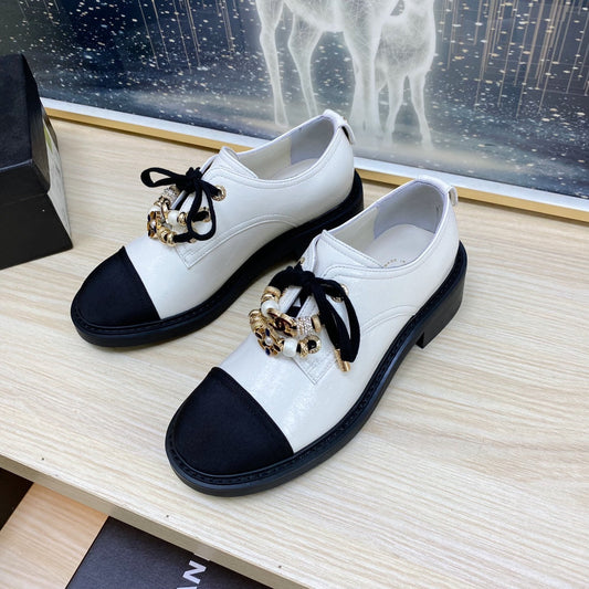 CC COMBAT OXFORD SHOES IN WHITE WRINKLED CALFSKIN AND BLACK GROSGRAIN WITH FAUX PEARL - 35