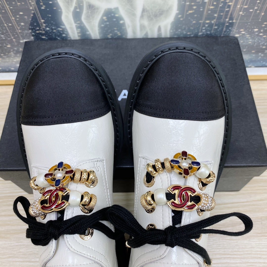 CC COMBAT OXFORD SHOES IN WHITE WRINKLED CALFSKIN AND BLACK GROSGRAIN WITH FAUX PEARL - 35