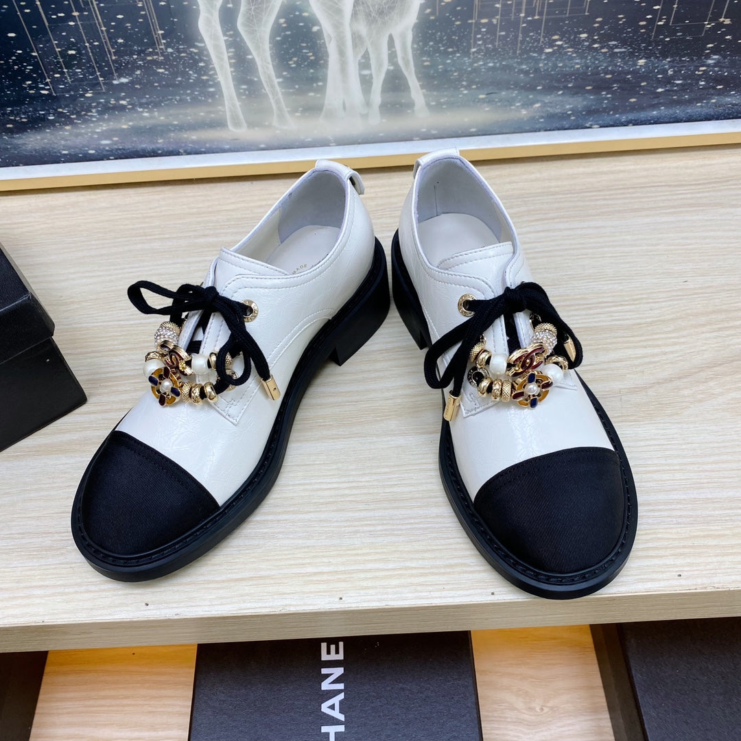 CC COMBAT OXFORD SHOES IN WHITE WRINKLED CALFSKIN AND BLACK GROSGRAIN WITH FAUX PEARL - 35
