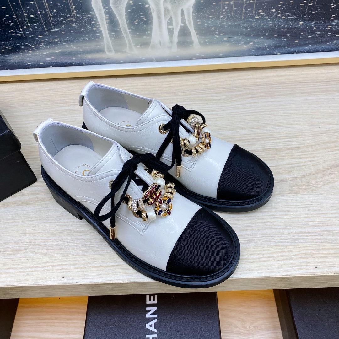 CC COMBAT OXFORD SHOES IN WHITE WRINKLED CALFSKIN AND BLACK GROSGRAIN WITH FAUX PEARL - 35