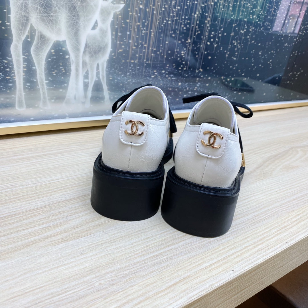 CC COMBAT OXFORD SHOES IN WHITE WRINKLED CALFSKIN AND BLACK GROSGRAIN WITH FAUX PEARL - 35