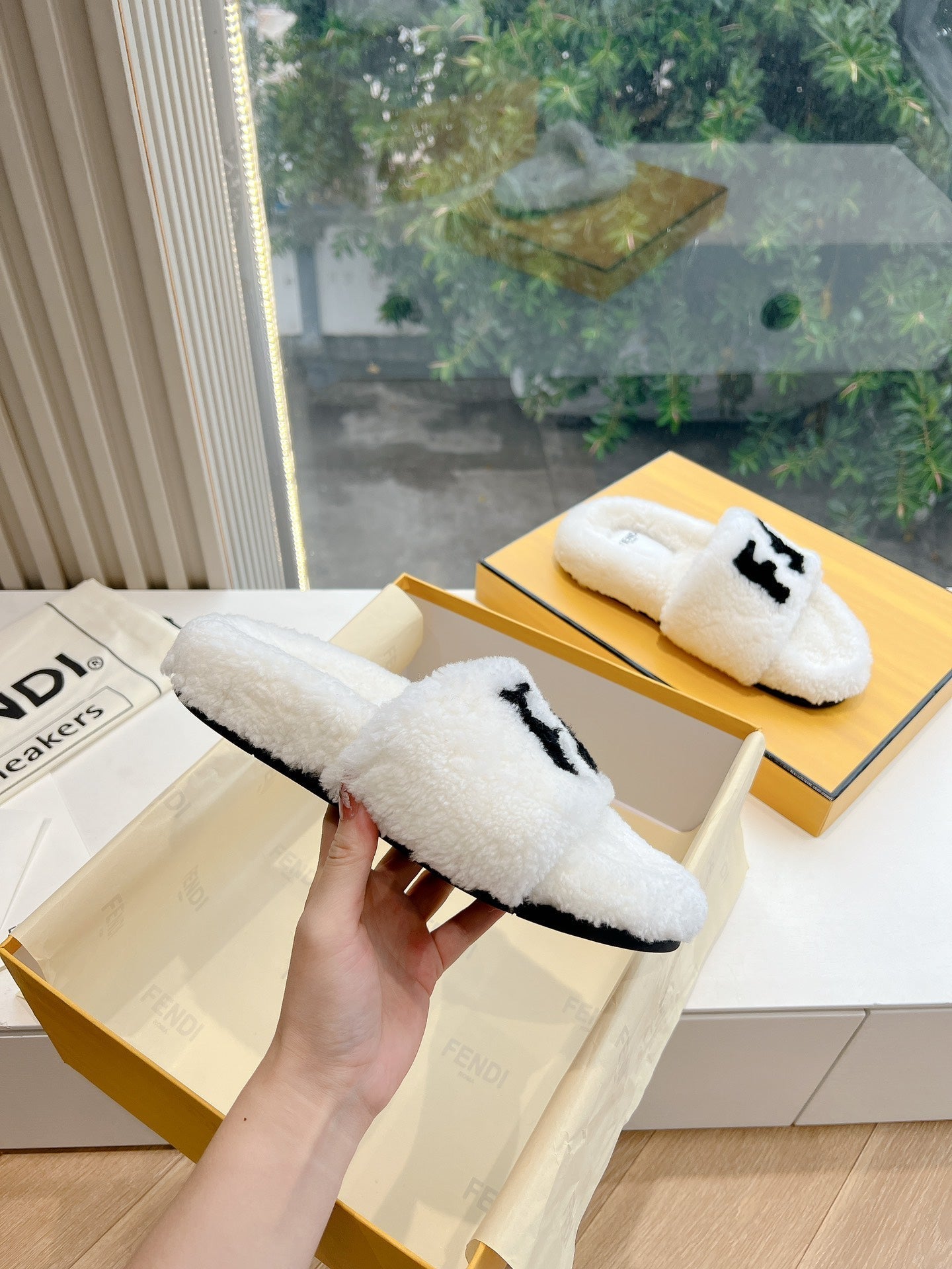 FLAT SLIDE IN WHITE FLEECE WITH BLACK LOGO - 35