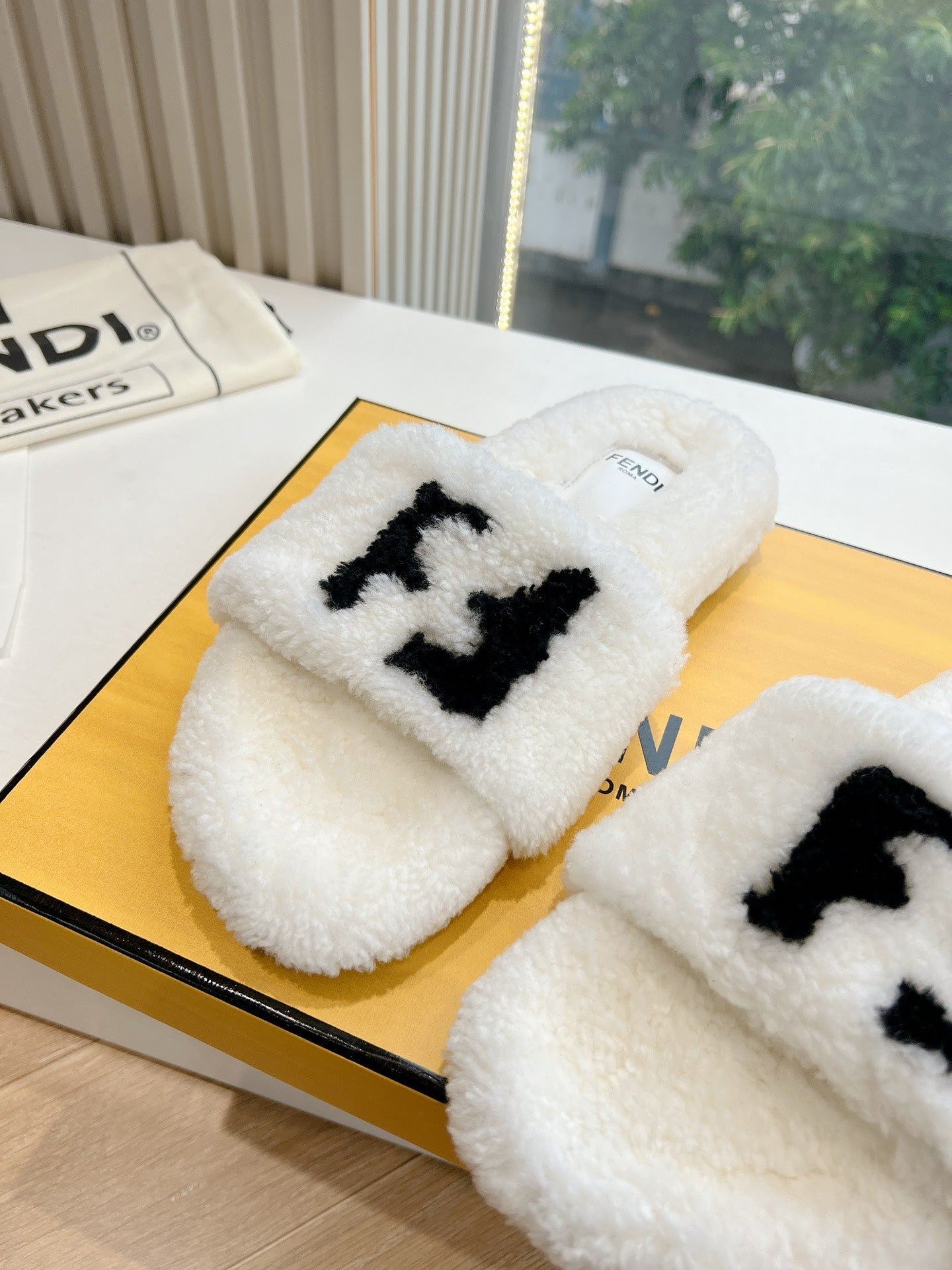 FLAT SLIDE IN WHITE FLEECE WITH BLACK LOGO - 35