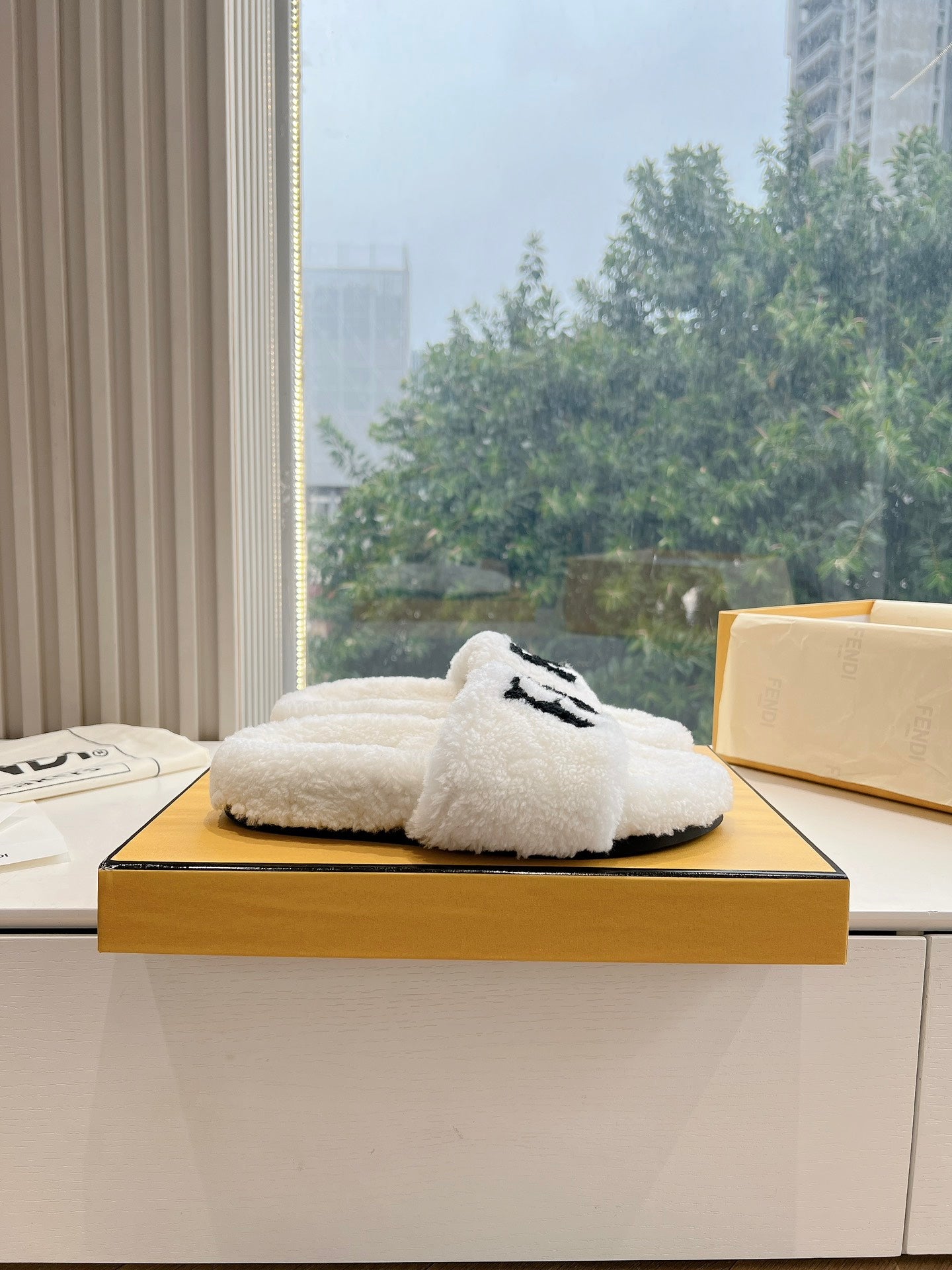 FLAT SLIDE IN WHITE FLEECE WITH BLACK LOGO - 35