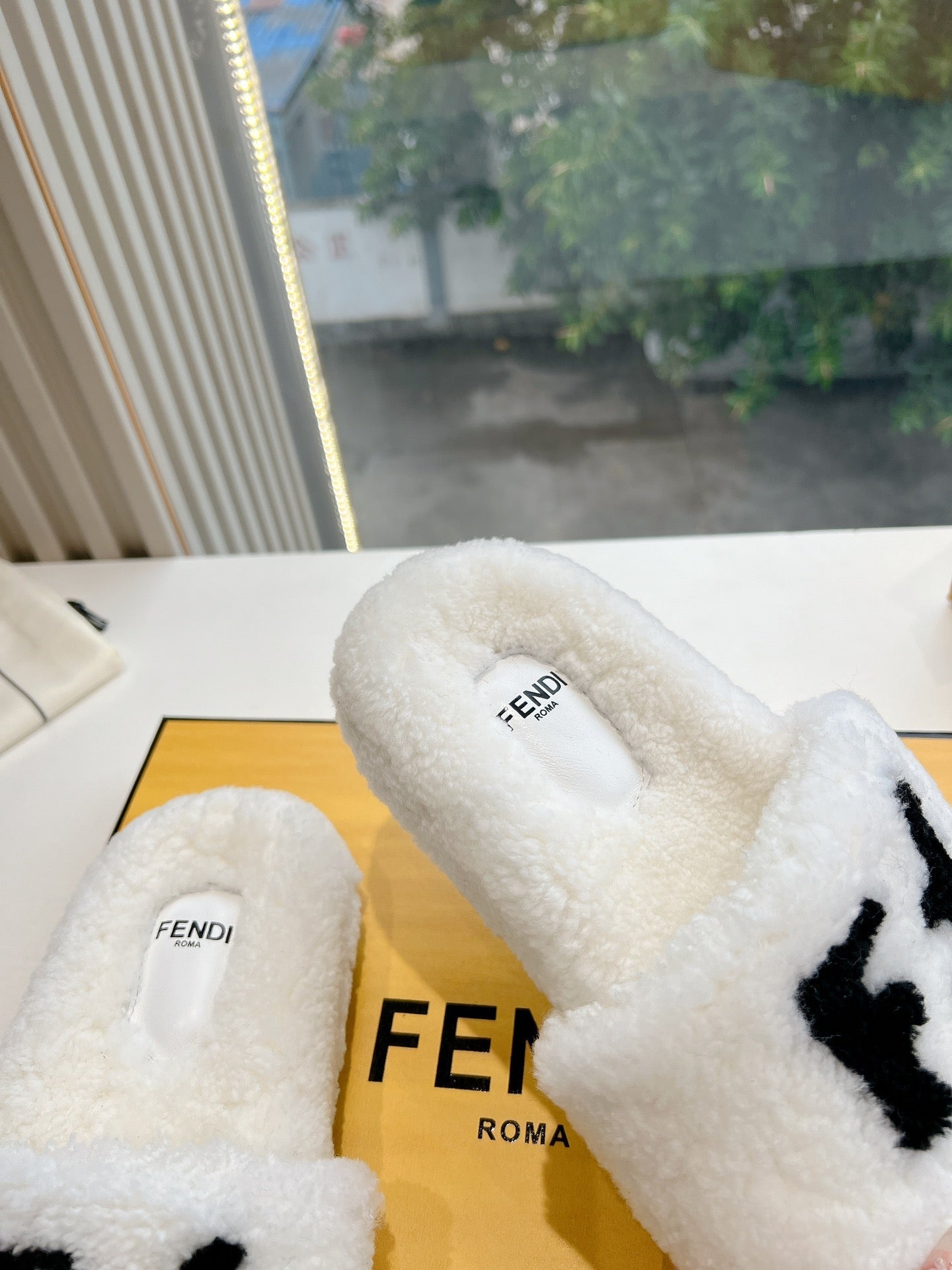 FLAT SLIDE IN WHITE FLEECE WITH BLACK LOGO - 35