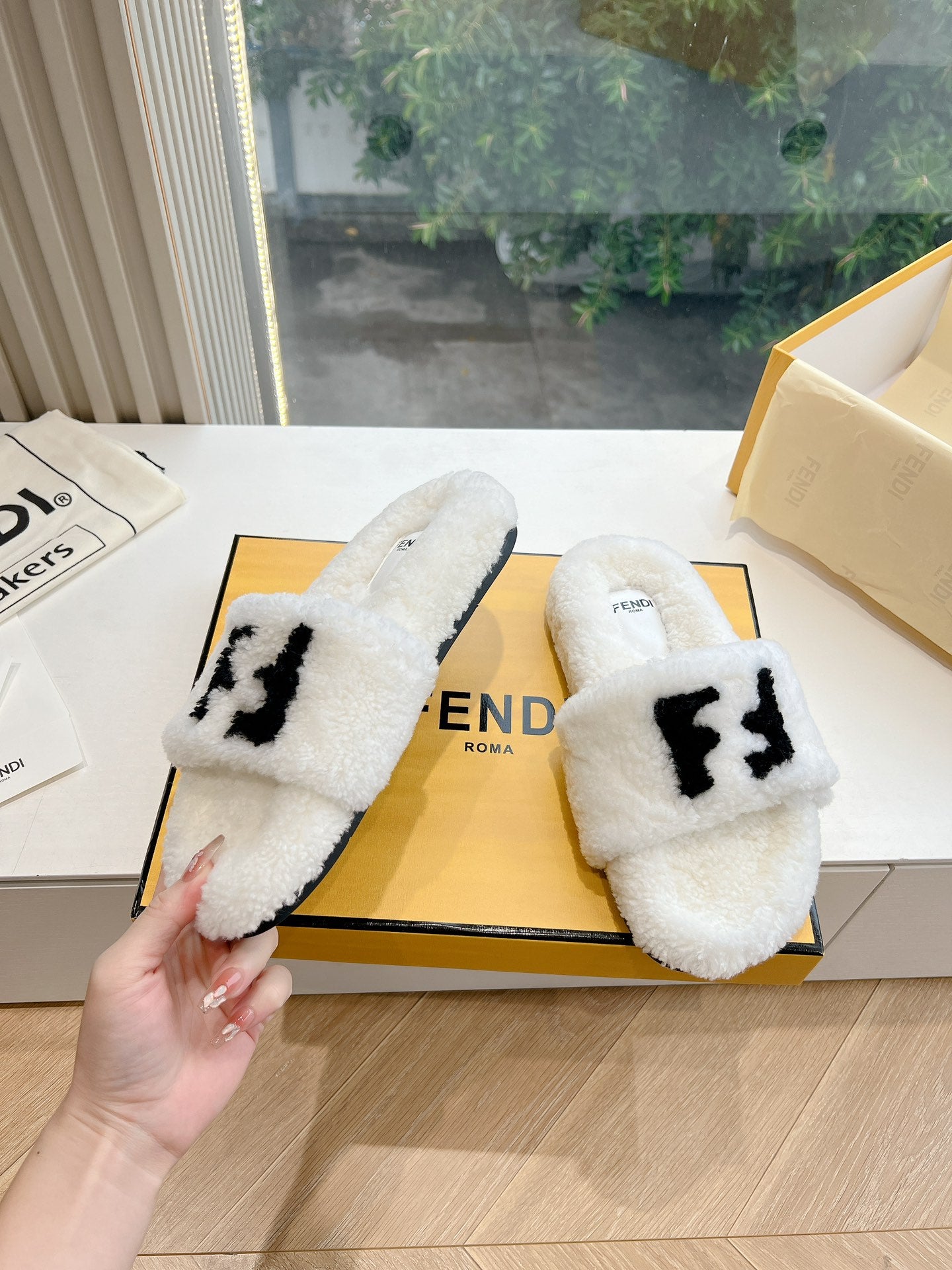 FLAT SLIDE IN WHITE FLEECE WITH BLACK LOGO - 35