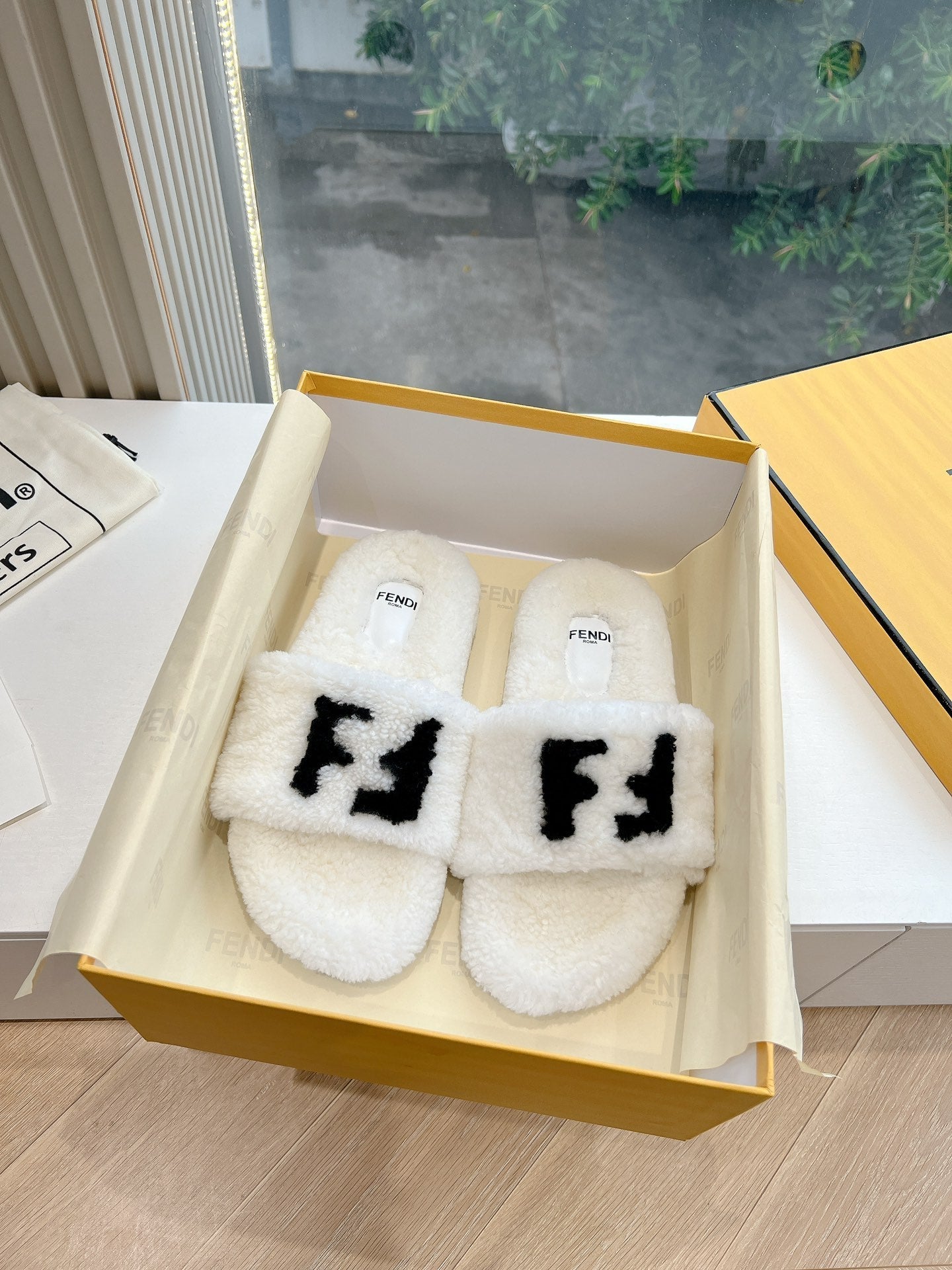 FLAT SLIDE IN WHITE FLEECE WITH BLACK LOGO - 35