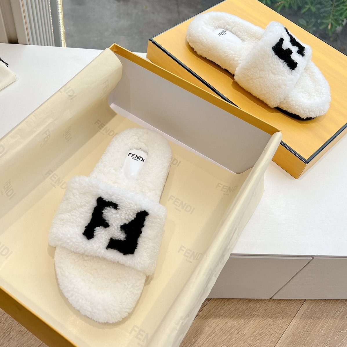 FLAT SLIDE IN WHITE FLEECE WITH BLACK LOGO - 35