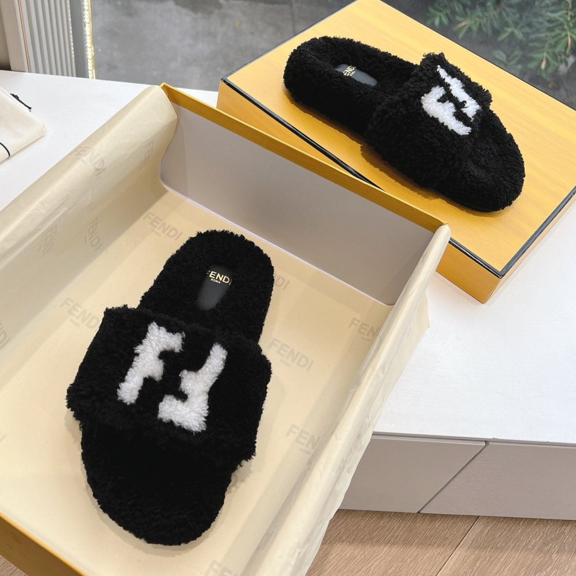 FLAT SLIDE IN BLACK FLEECE WITH WHITE LOGO - 35
