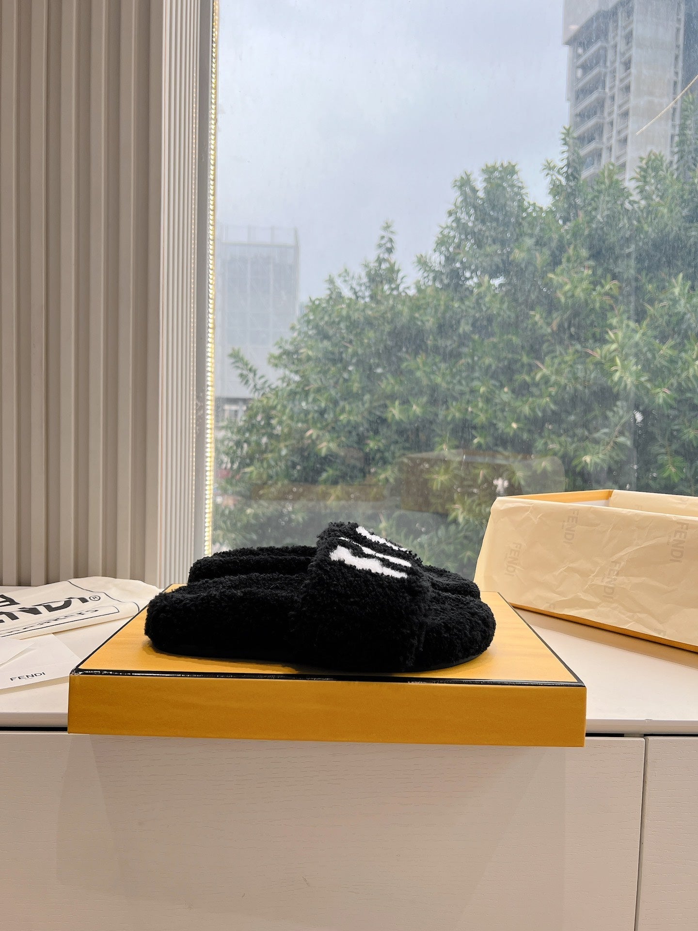 FLAT SLIDE IN BLACK FLEECE WITH WHITE LOGO - 35